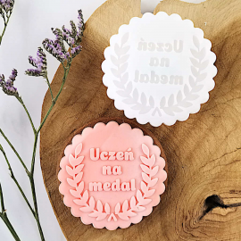 Falbanka  7 cm Uczeń na medal - stempelek do ciastek