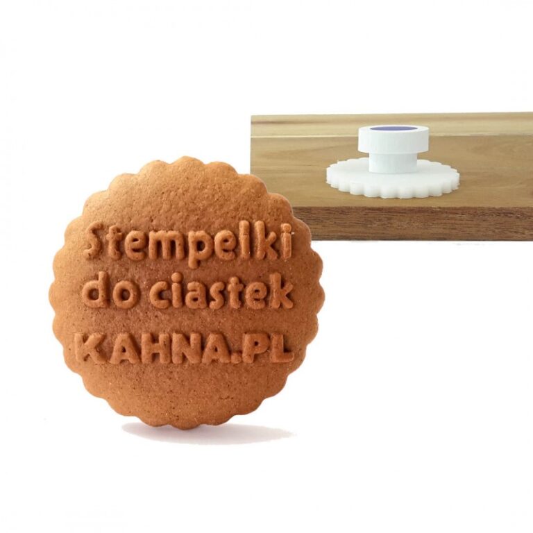 Stempel do ciastek z napisem i odbite ciastko